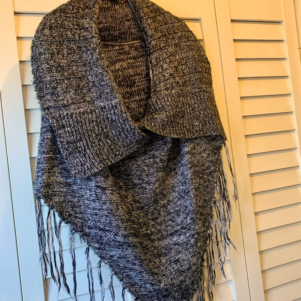 Women’s medium shall. Grey. EUC. Say what brand.